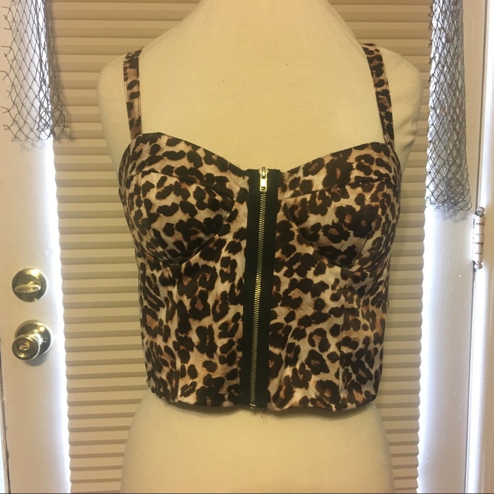 Cute leopard zip front crop top